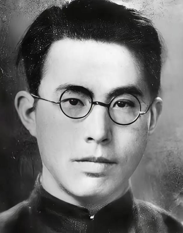 1942年，地下党郑文道求死不成，被日军安置在医院，一名护士每次给他换药，都会多