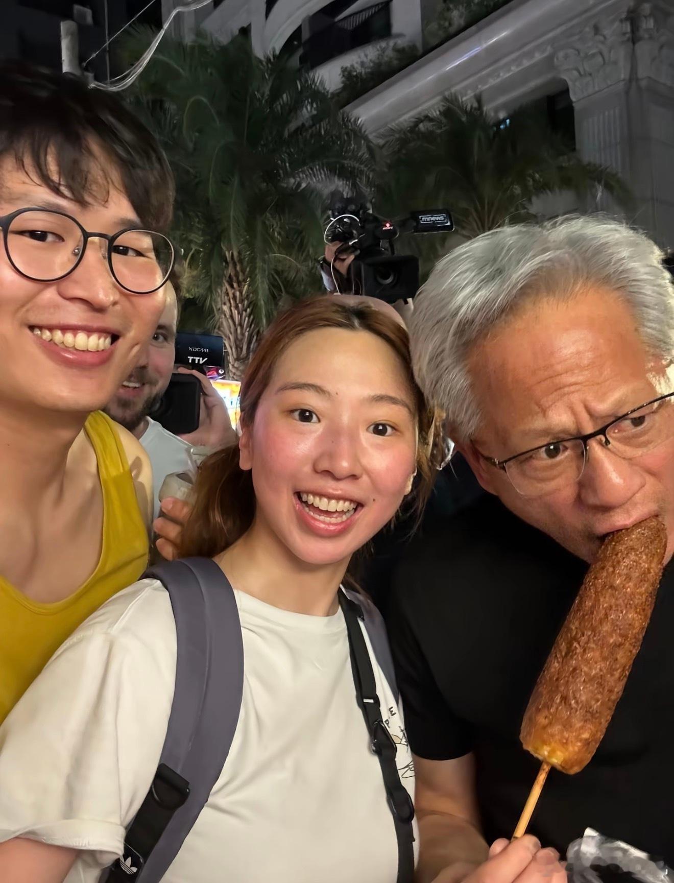 只有我发现老黄的手指甲是灰色的吗？要是我遇到，高低给他一盒亮甲。黄仁勋为插队买烤