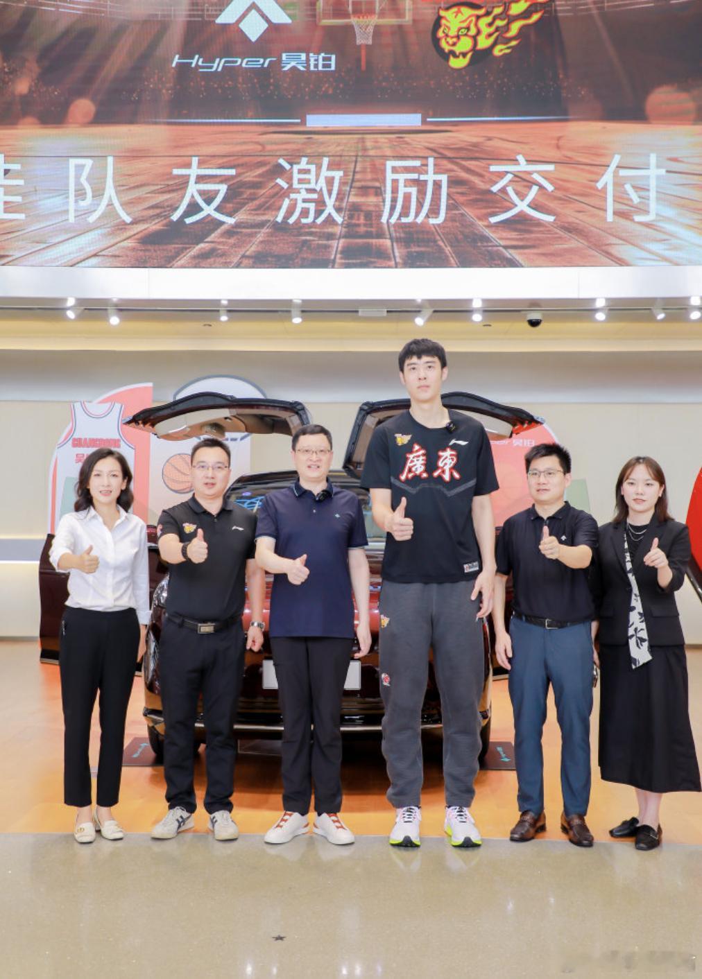 #张明池出席昊铂最佳队友交车#在昊铂宏远最佳队友激励交付仪式上，新星张明池的亮相