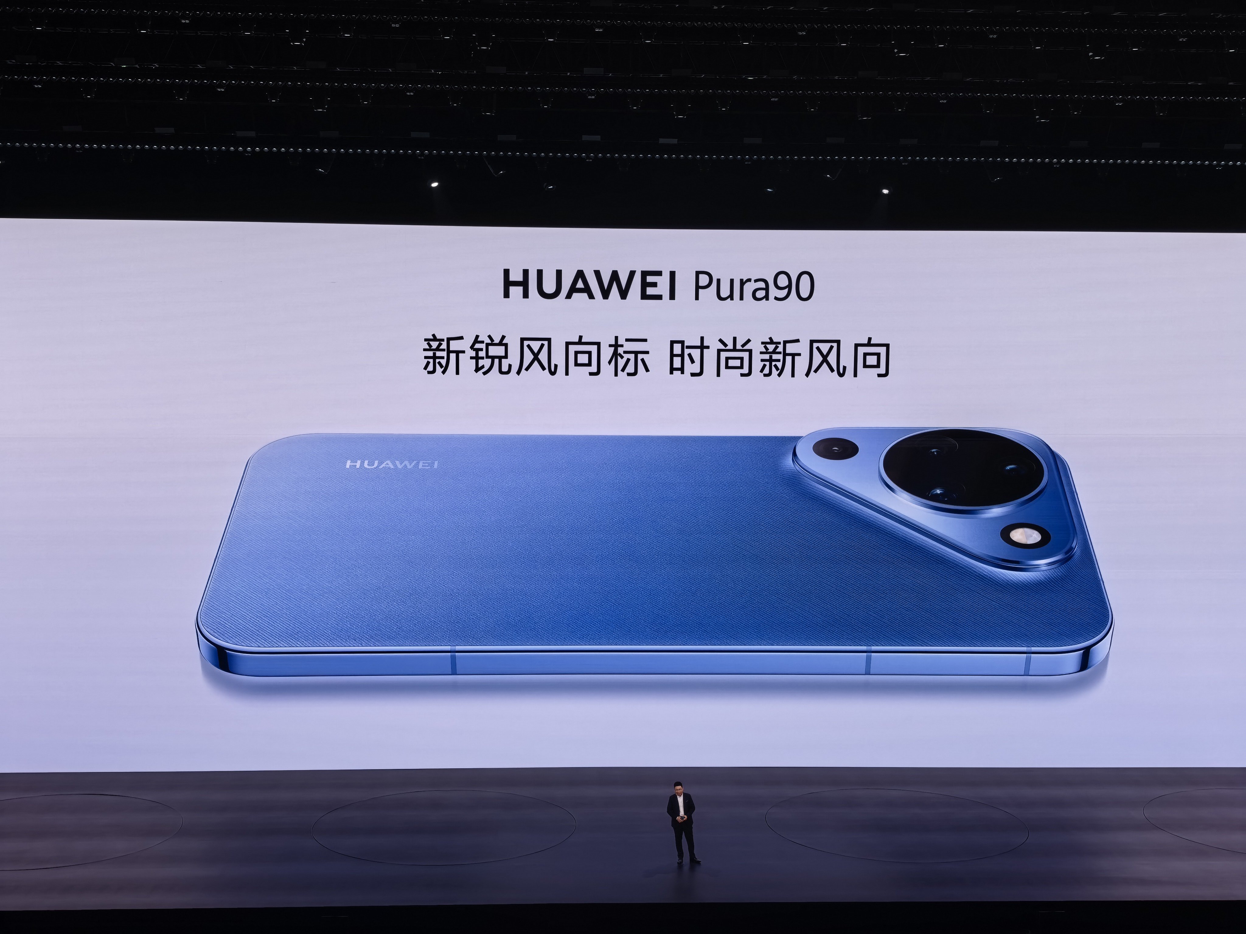 Pura90标准版也露面了，7mm的机身配上6500mAh电池，前后双红枫，后置