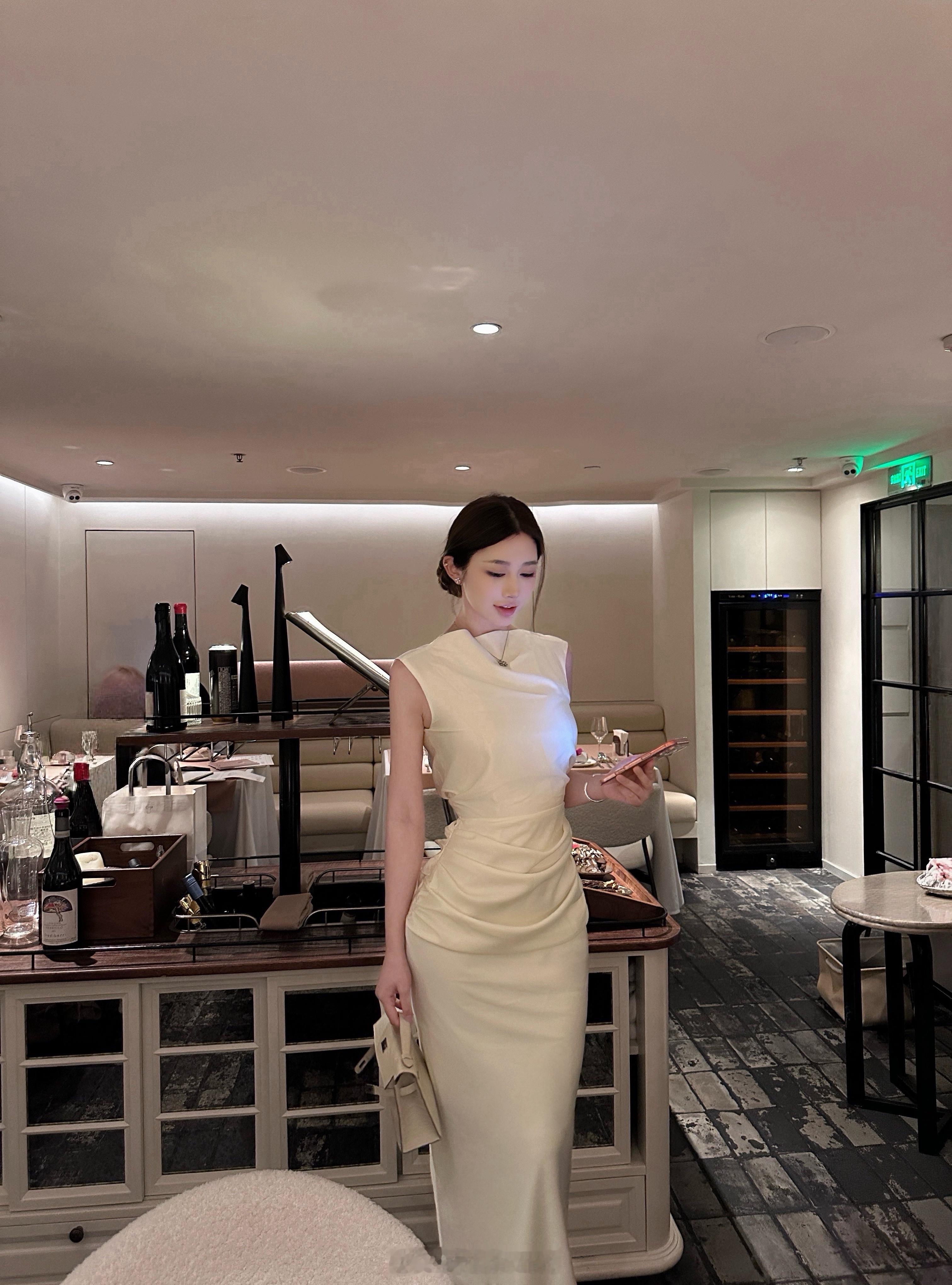 sx善喜 5/15 20:00 面料是很有光泽感的缎面透着高贵感，长度对任何身材