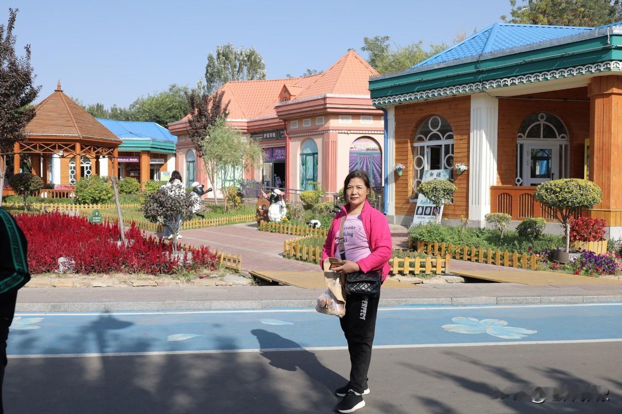 前年的这个时候，我自驾带老婆去了一趟新疆，六星街留下了我们足迹。六星街旅游足迹