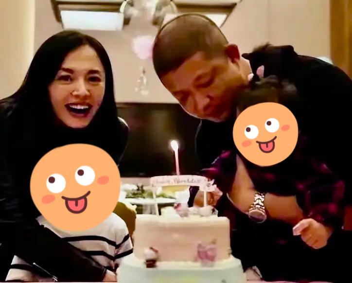 姚晨又离婚了？
很多人都在震惊，她居然结过两次婚？
并且她的两场婚姻，居然藏了整