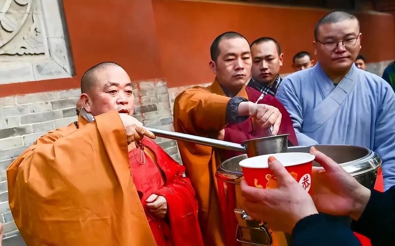 释永信，现在的刘应成，是饱受诟病和争议的佛门败类，也是村民中不忘本的老实人。
