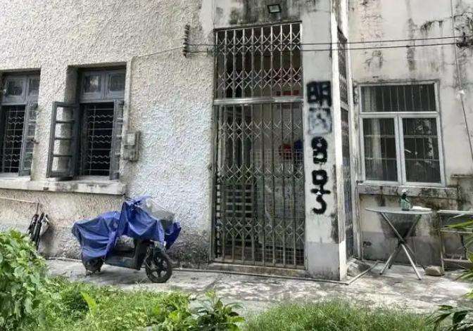 太嚣张了!广州东山口，男子长居美国，每月花两三千雇一对夫妻看管祖屋，平日还时常送