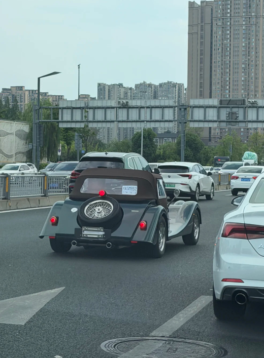 第一次见到复古车 随手街拍车 好酷的复古小车 ​​​