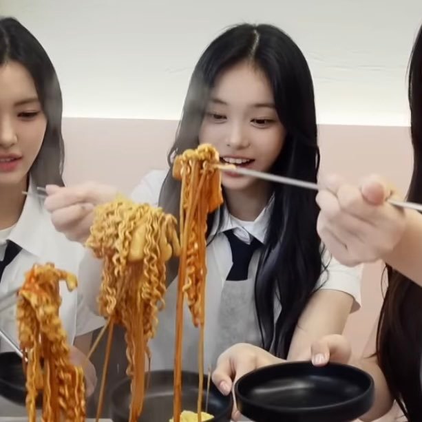 拍照时：小口享用吃播时：今天挑战一口吃饱
