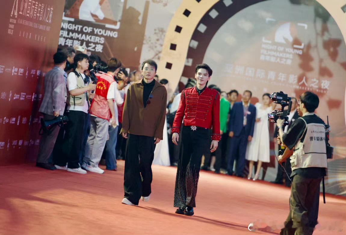 向佐终于迎来自己的回旋镖看他在访谈里吐槽导演风格不一样，女频要酝酿、武行直接开拍