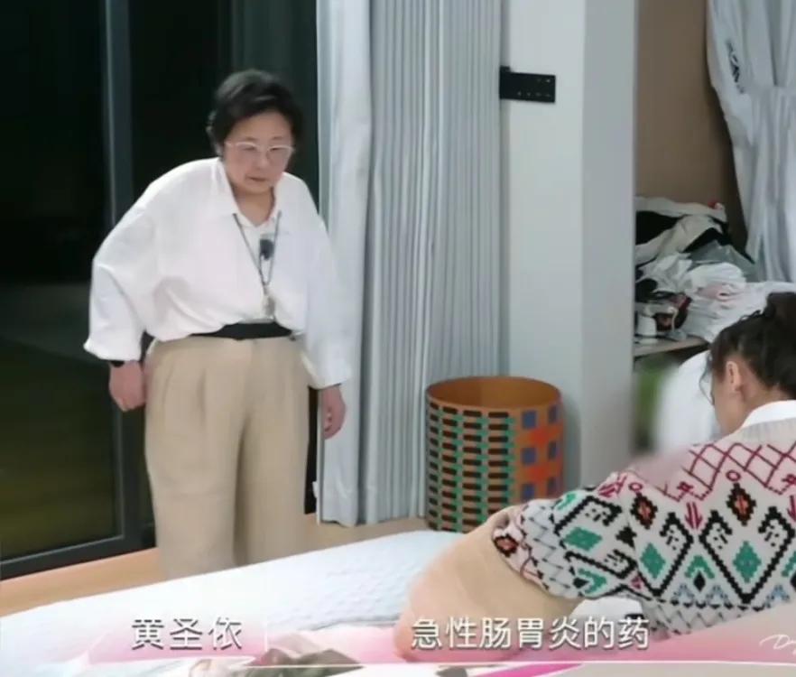 黄圣依妈妈冒雨回去给黄圣依拿药
黄圣依肠胃不舒服，黄圣依妈妈邓传理一脸担心和心疼