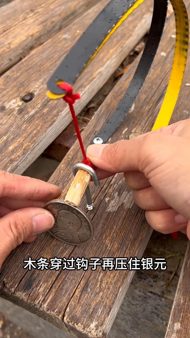 古代的灭蜡烛机关。
这就是在清朝末期老百姓家里所用的灭蜡烛定时机关。在袁大头上面
