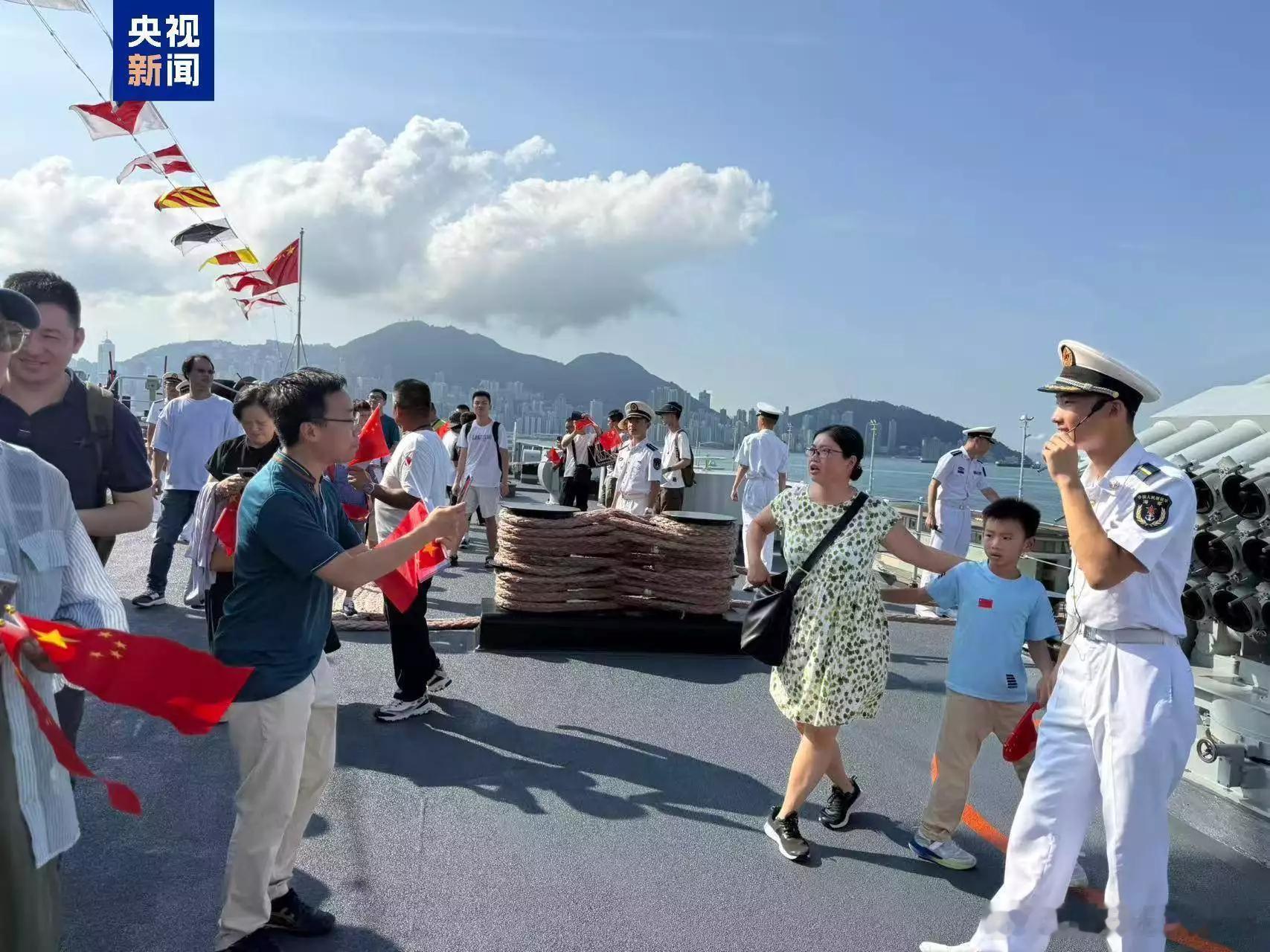 海军83舰编队戚继光舰、沂蒙山舰10月1日在昂船洲军营码头举行首个公众开放日活动