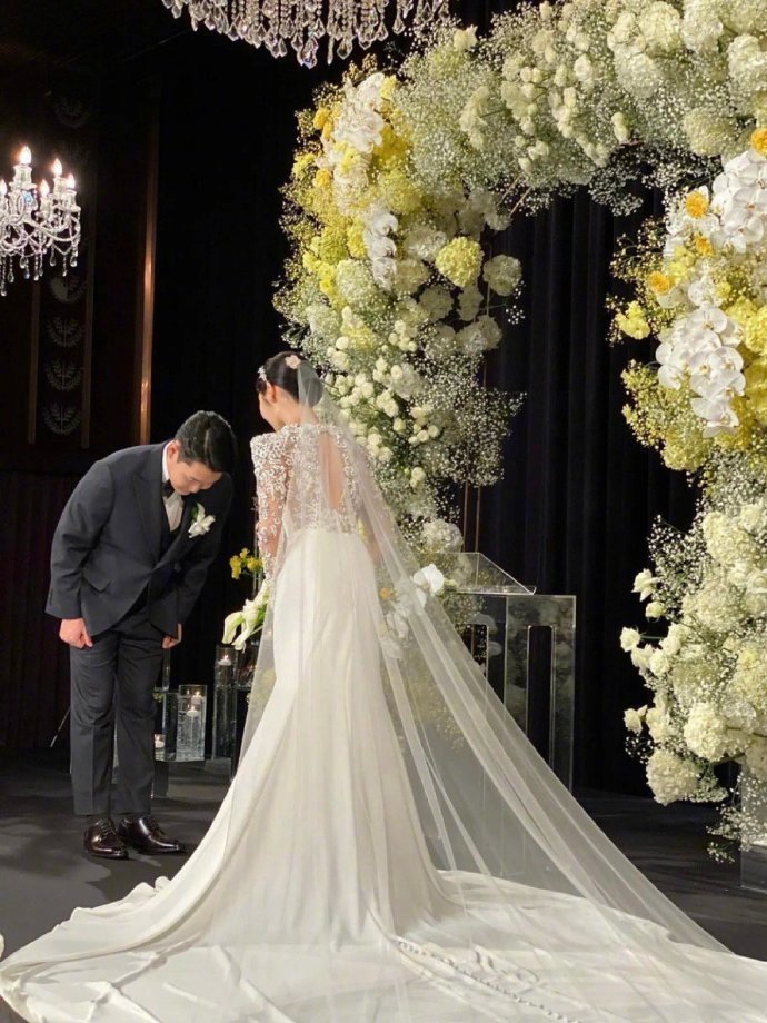 “今天看到一句话 觉得挺有道理:结婚的底线是婚后的生活比单身好” ​ ​​​