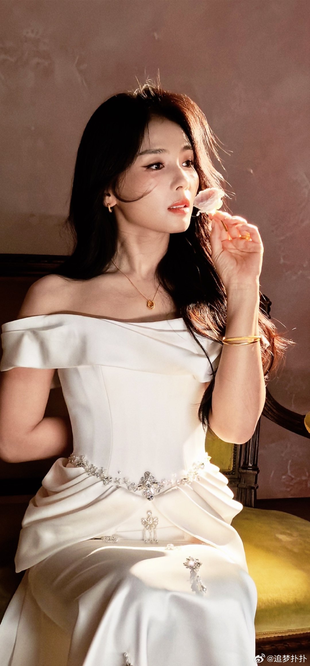 刘涛美成这样了谁懂啊，涛姐一出场，连周围的景致都瞬间衬得温柔了好几个度。 