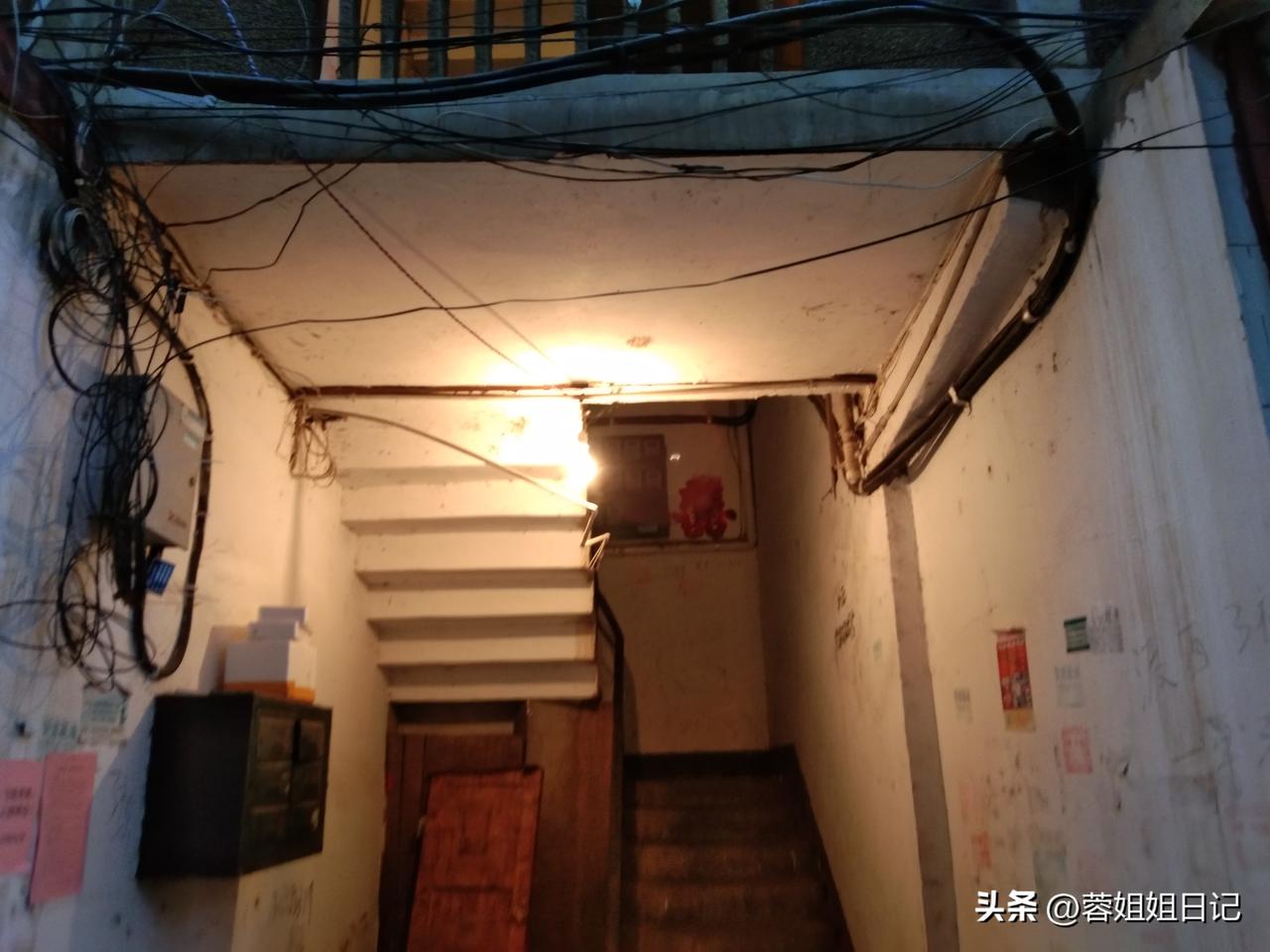 我家的楼下每晚都有路灯。这样就方便了大家晚上的时候出门上下楼，既安全又方便。
每
