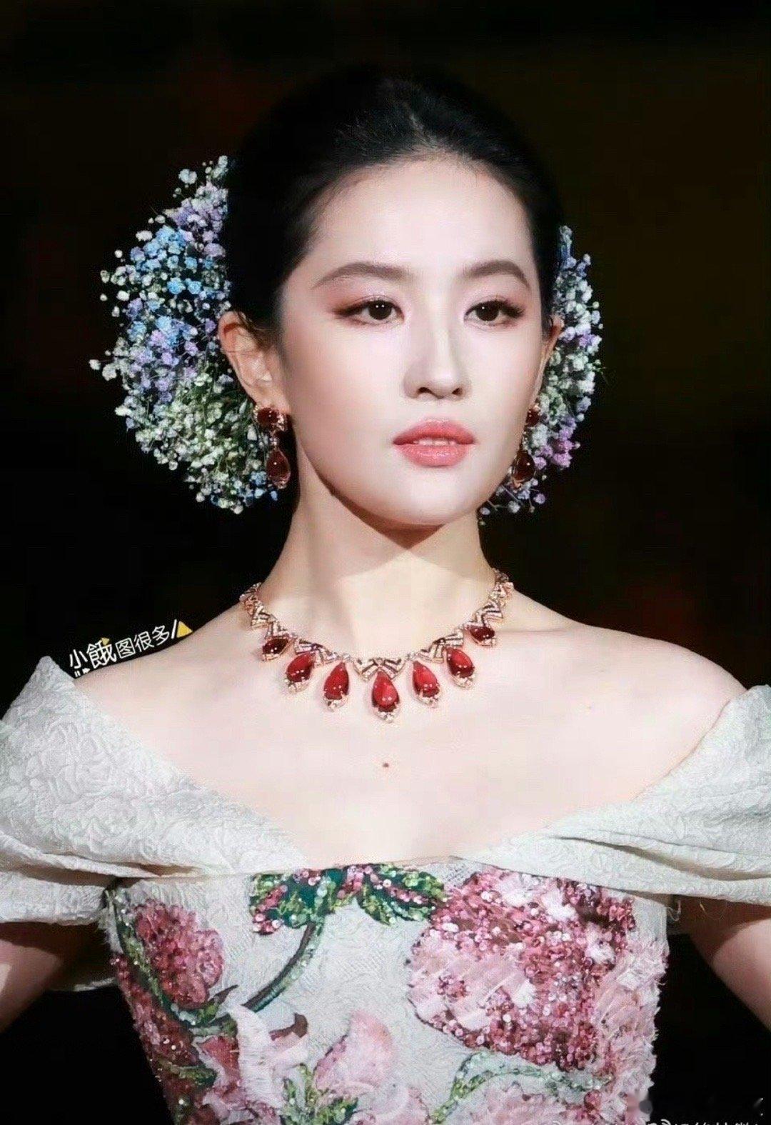 我复刻了刘亦菲满天星妆造这满天星戴在刘亦菲头上感觉提升了好几个档次啊，说它是珠宝