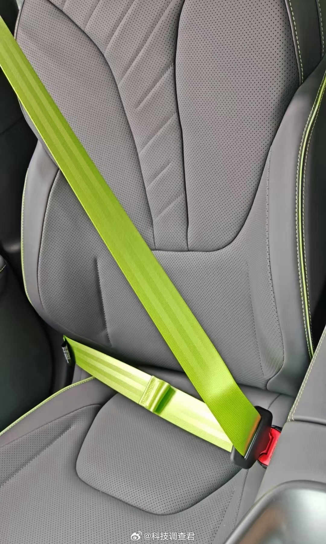 4月1日起全国严查后排未系安全带有时候看很多车都是这样我是坚决反对这种寄安全带方