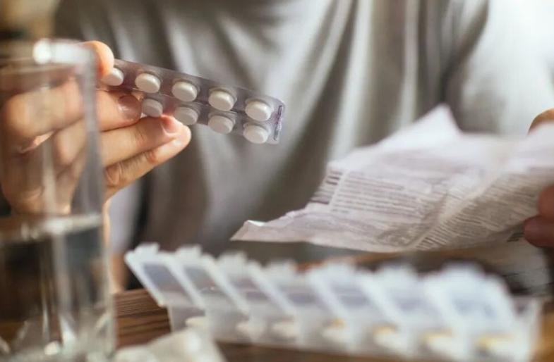 说实话，我吃药基本不看说明书，药品说明书字号太小，有的说明书字小到一粒米能盖住四