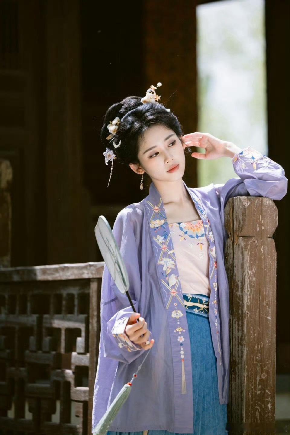 鹤秋古风大片美如画鹤秋古风大片惊艳破屏！清新脱俗的气质撞上水墨般的古韵意境，一颦