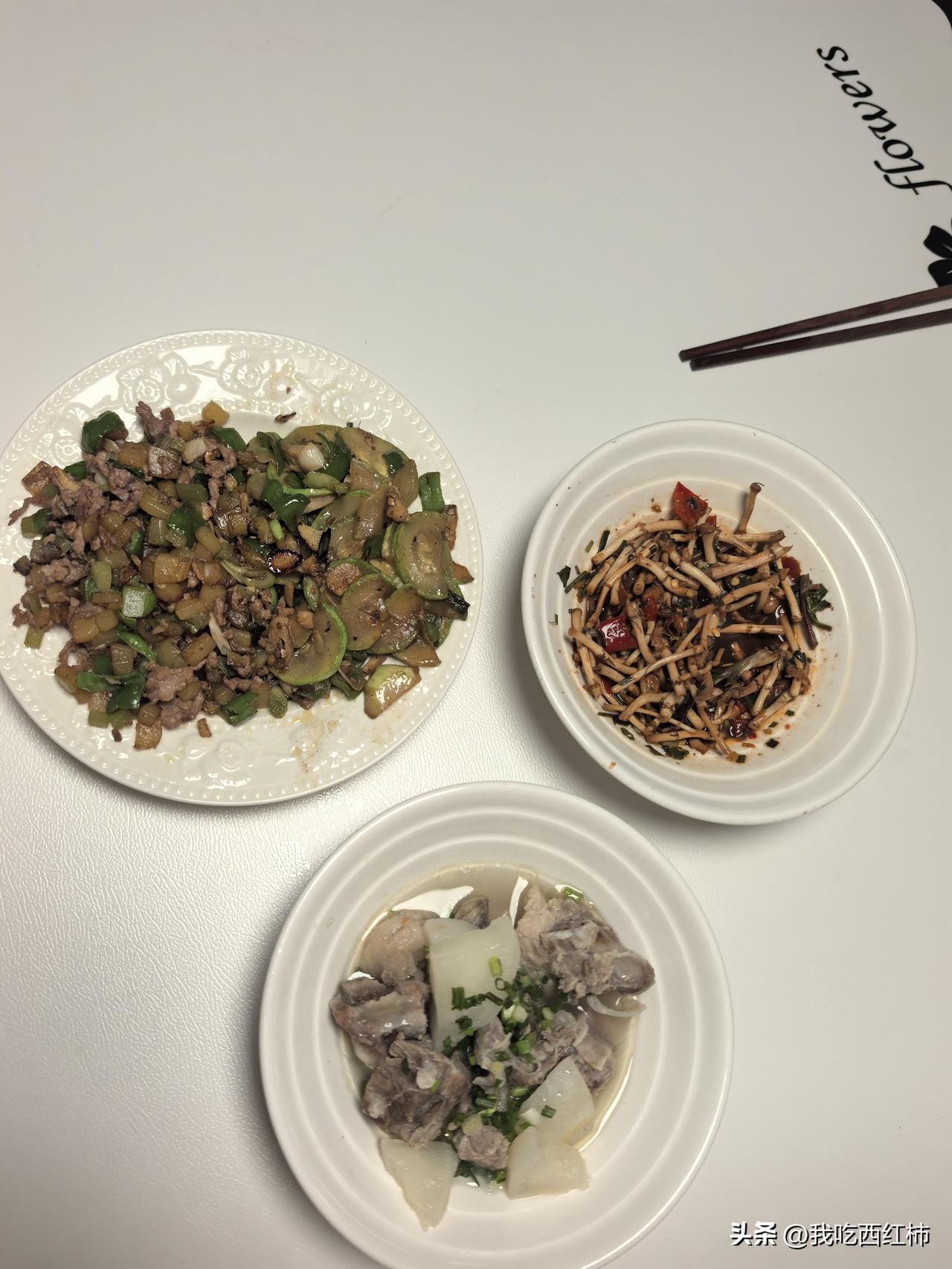 130日薪保姆一天只做一顿饭，做成这样
阿姨来的第一天就一直夸自己厨艺，说在单位