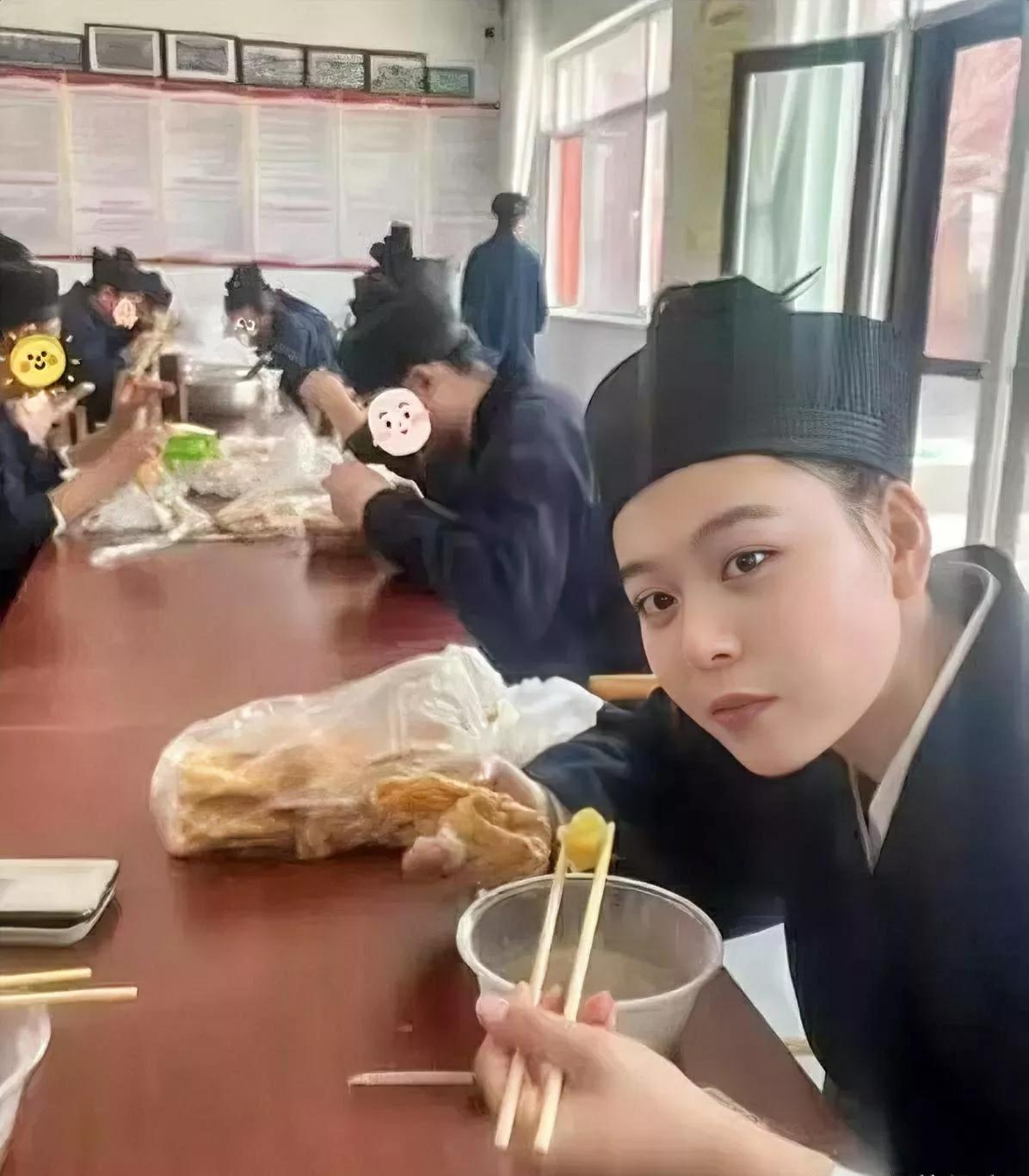 这个女道士真漂亮。这么年轻为什么出家呢？