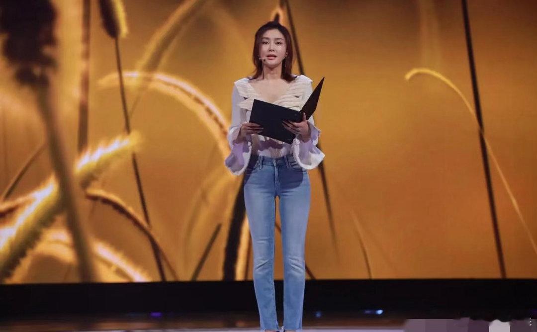 秦岚简约牛仔裤穿搭尽显气质，版型考究，妥妥的精致穿搭范本。 