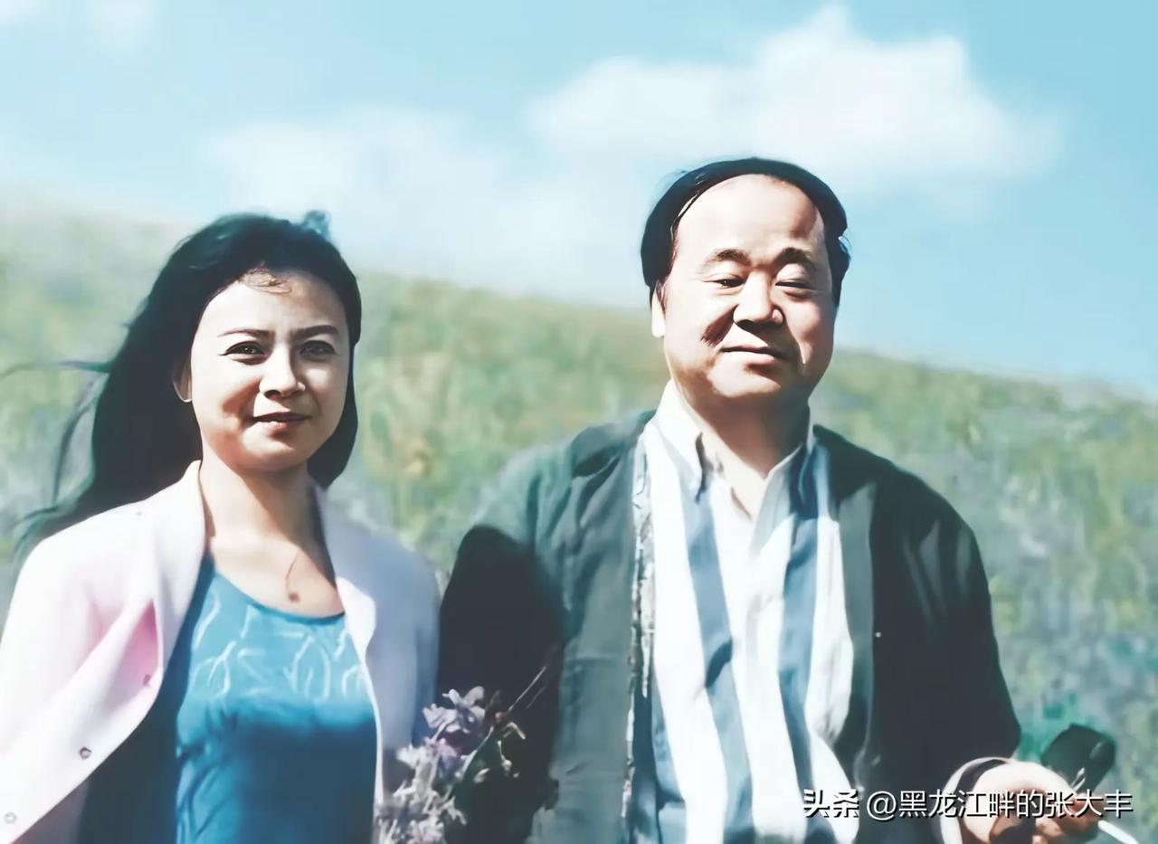 莫言研墨，
牛頓炖牛。
横批：《莫言与牛頓》