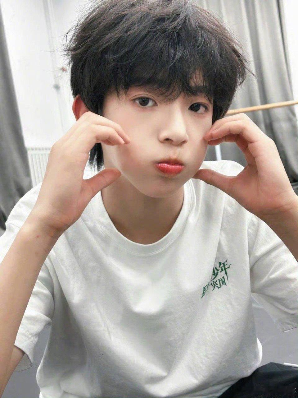 陈浚铭好萌好帅的弟弟！[好爱哦] ​​​
