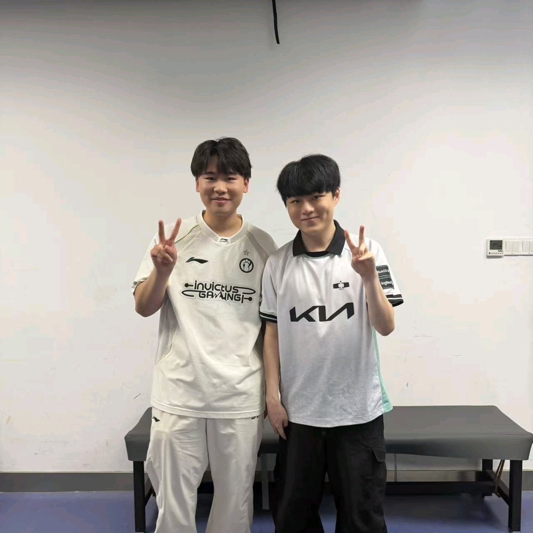 Wei晒与Showmaker合照梦幻同框来袭！昨日IG打野小Wei晒出和Show