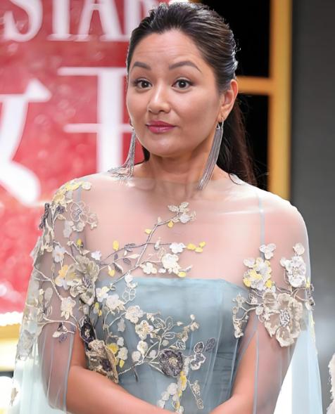 53岁的瞿颖，彻底打碎了所有人的“意难平”。她没嫁胡兵，没生孩子，却在清迈，给一