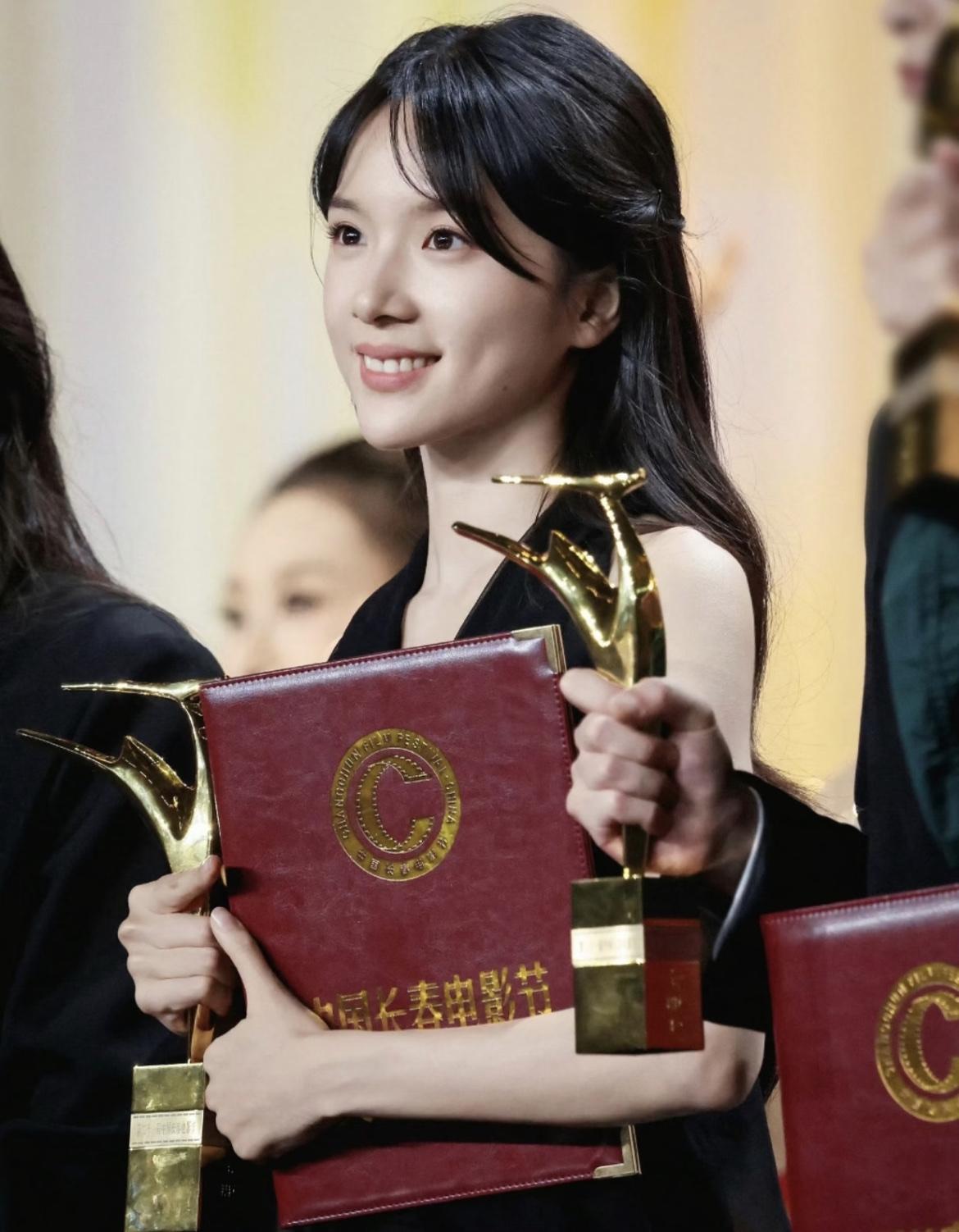 明眼人其实都能看的出来，
李思潼之所以提名金鸡奖，
并不是因为她的演技有多好，而