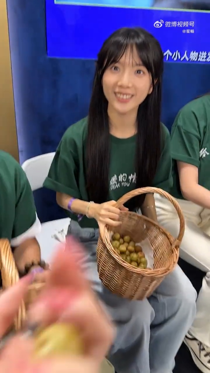 李思潼被夸漂亮就甜甜地笑就一句“和你一样漂亮”，李思潼马上笑得眼睛弯弯的。小姑娘