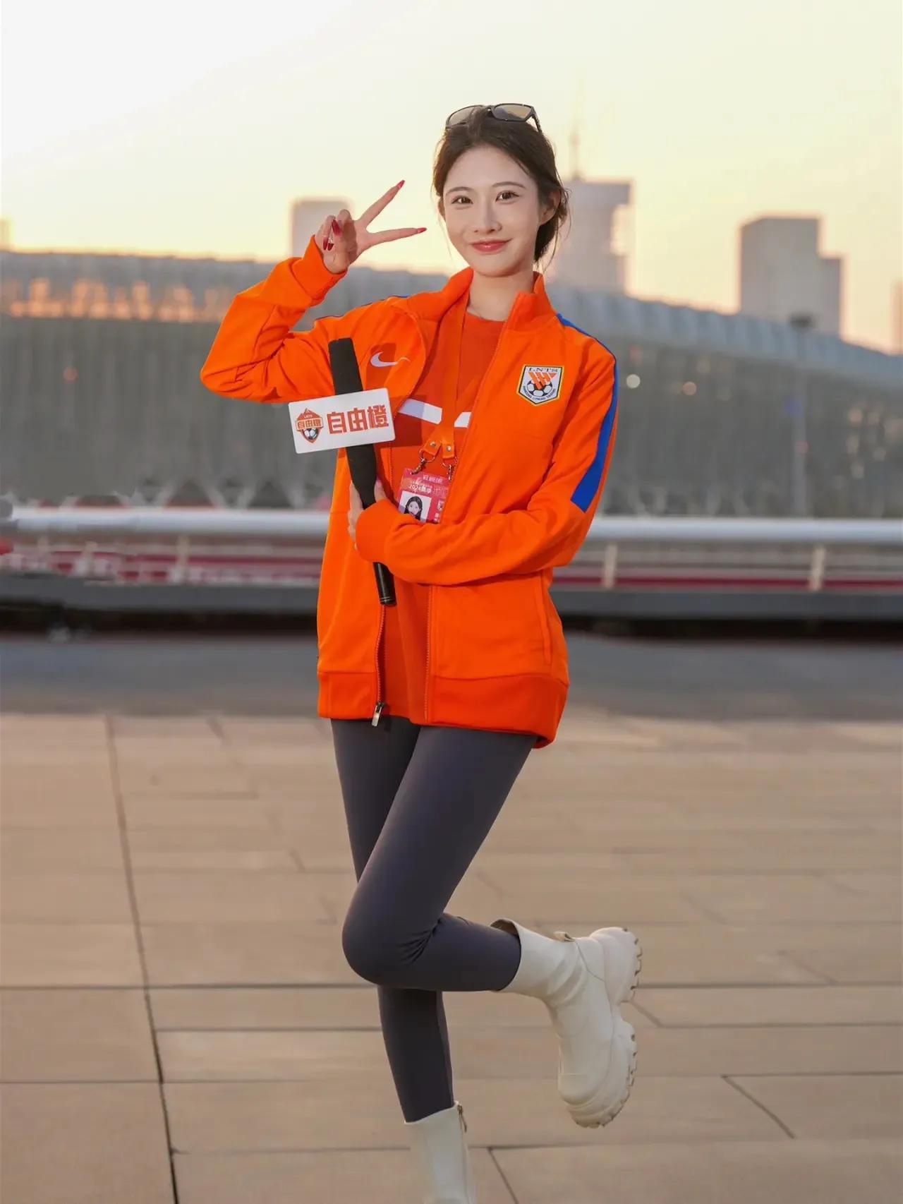 美女记者，气质不凡