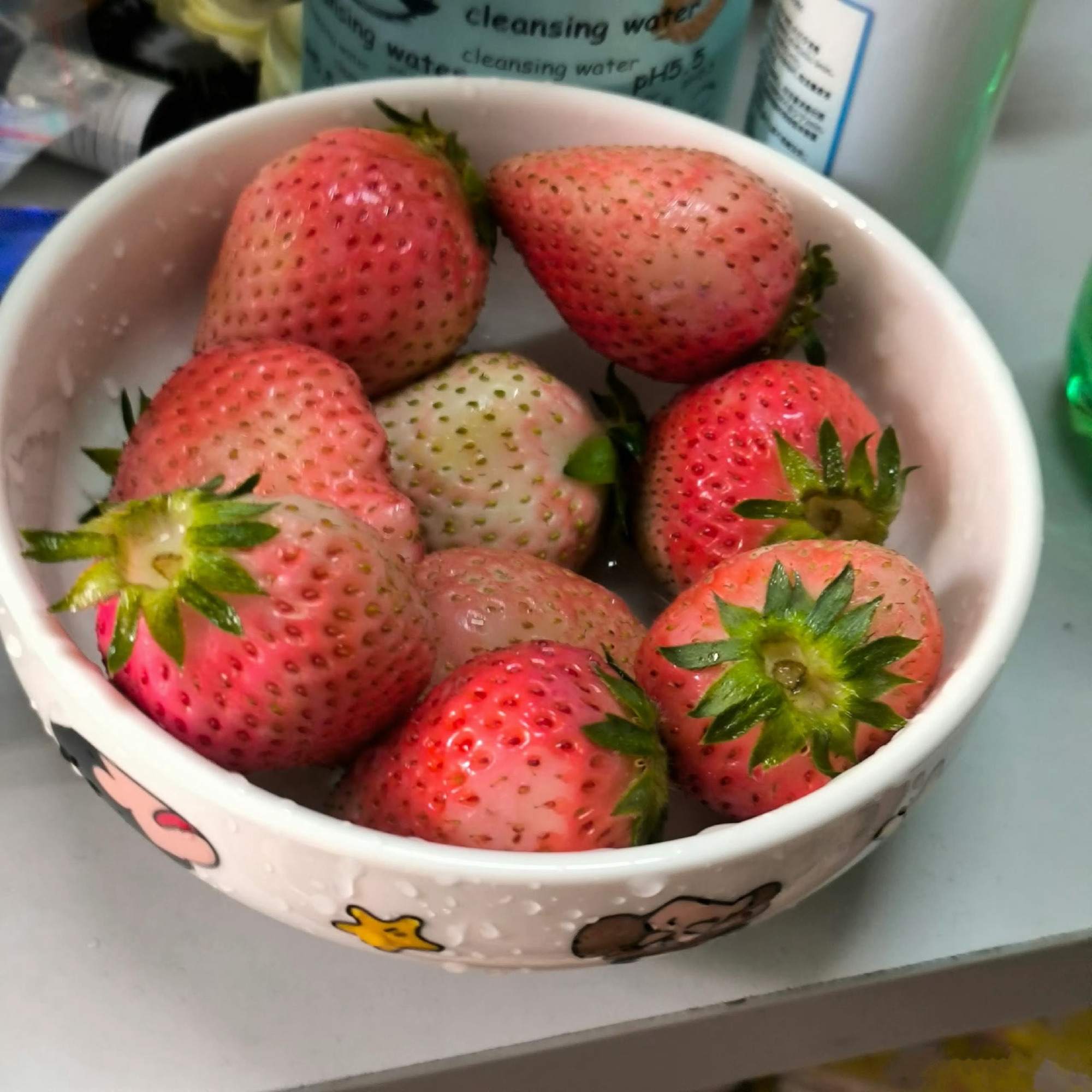 室友洗了一碗草莓，我一开始以为是全部给我的，我没想就拿走了室友会不会讨厌我啊 