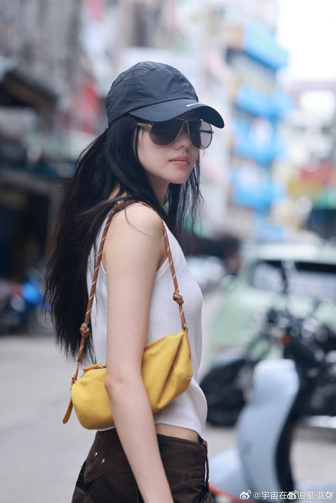 刘浩存小小的脸大大的墨镜刘浩存小小的脸上戴大大的墨镜 美丽！ ​​​