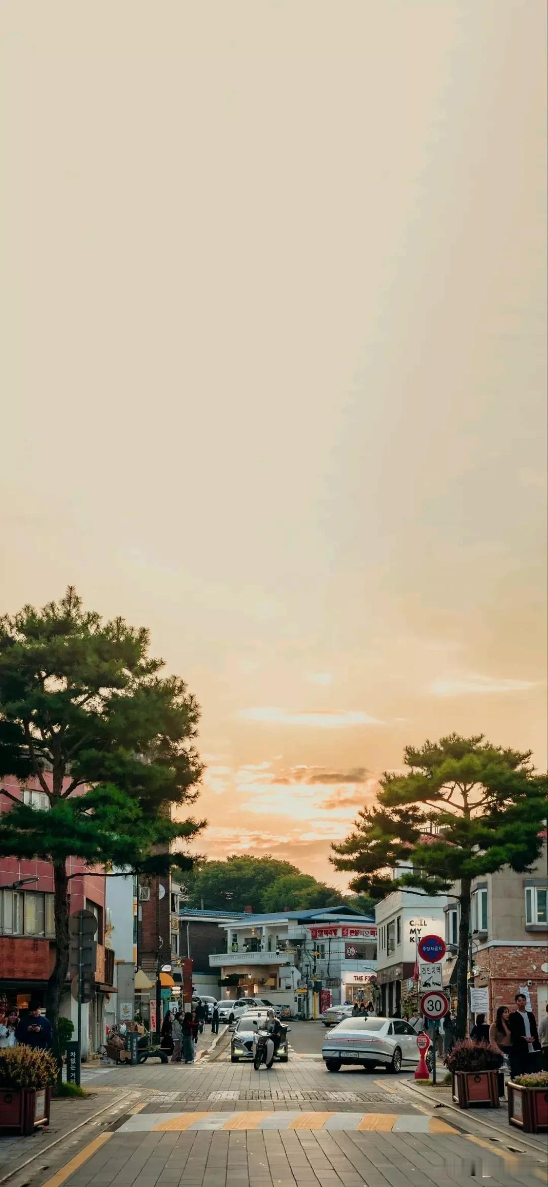快乐，就像是夜空中最亮的星，虽然数量不多，却足以照亮我们前行的道路。

