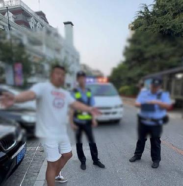 甘肃，一名男子将车停在别人店门口的车位上，后来发现车被交警拖走。他赶紧找到交警，
