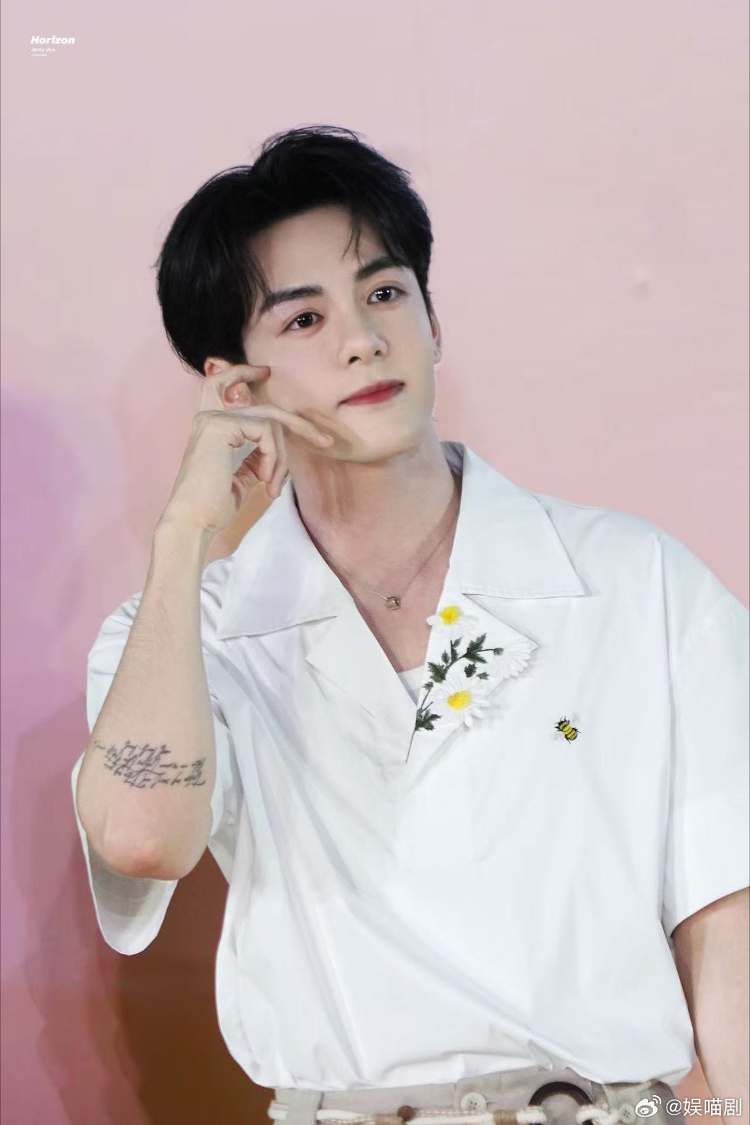 曾舜晞在愚人节当圣诞老人看大眼在愚人节穿着圣诞装发礼物，又暖心又好笑。这哥是懂反