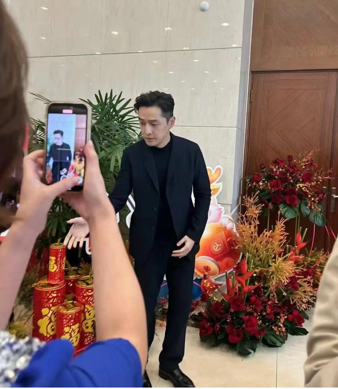 胡歌现身上海瑞金医院，最后一张大合影让你看清胡歌和路人的差距有多大！

果然，男