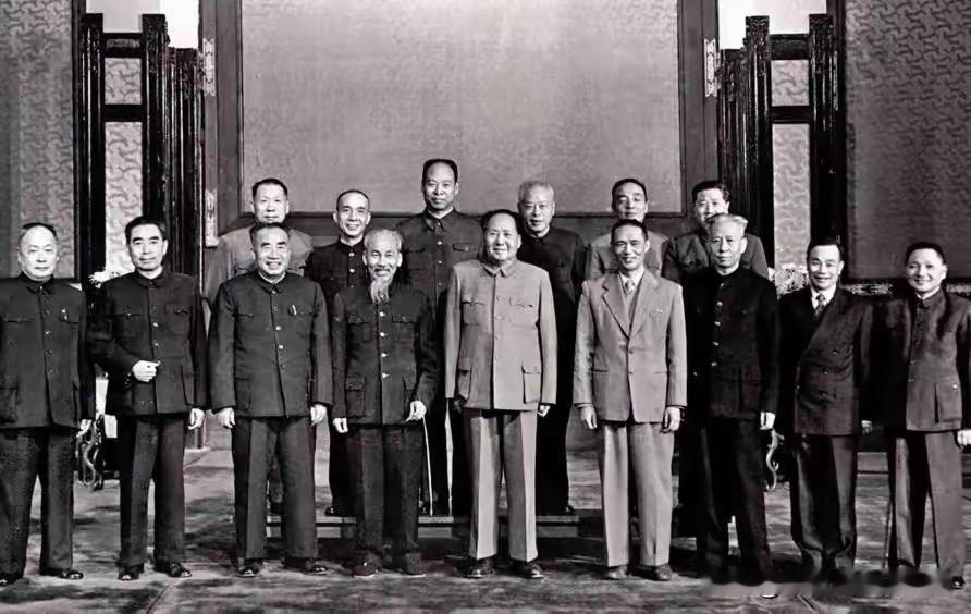 1959年9月30日，国庆十周年前夕，人民大会堂相关庆典活动中时中国主要领导人。