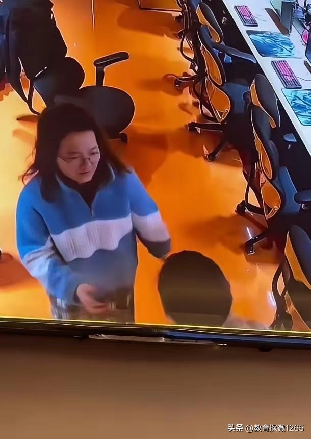 湖南岳阳一男子在网吧，被陌生女子突然闯入猥亵，对方当场脱裤还动手拉扯，男子吓得躲