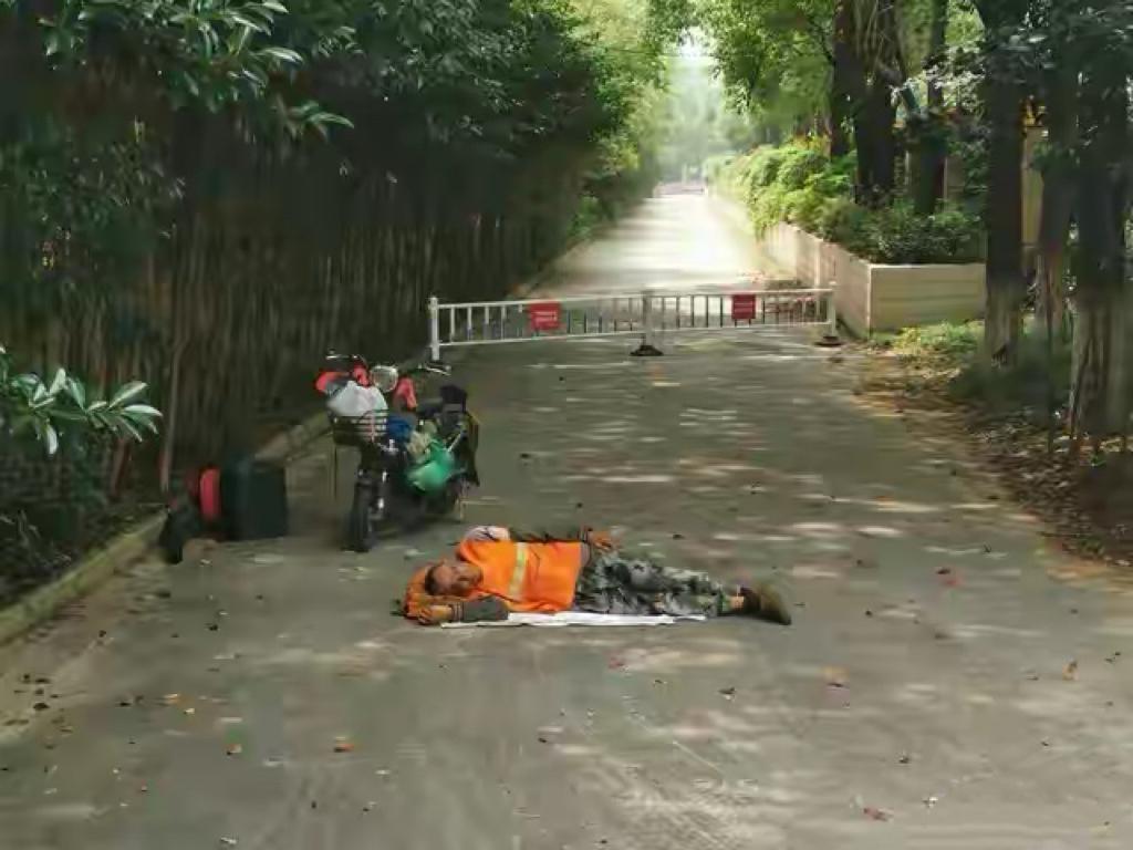 全网动容！郑州24岁外卖员街边猝倒，陌生大爷送医垫钱死守

郑州街头发生的这件事