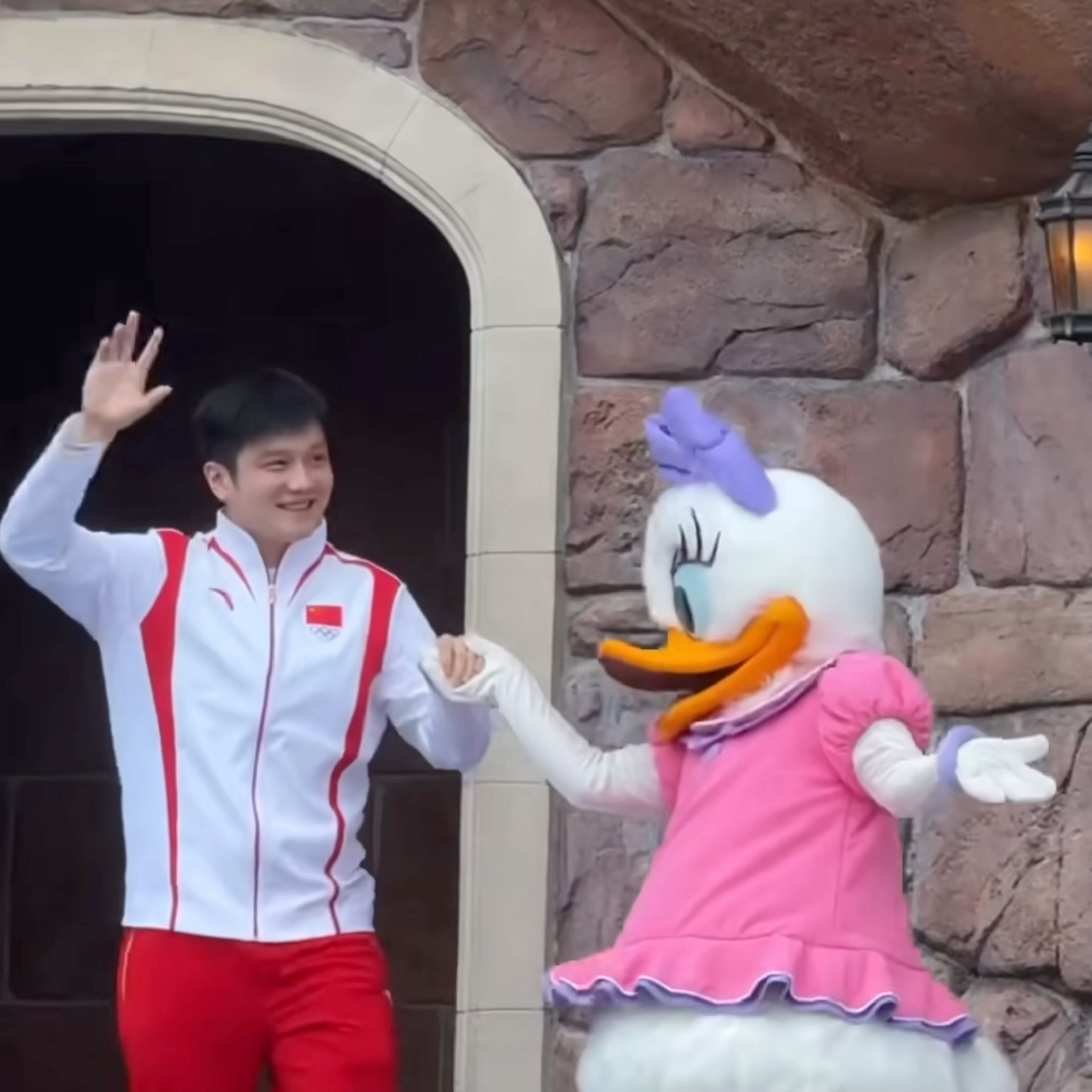 宝宝就是这样 挥手的时候小脑袋不自觉的一起晃🥰 