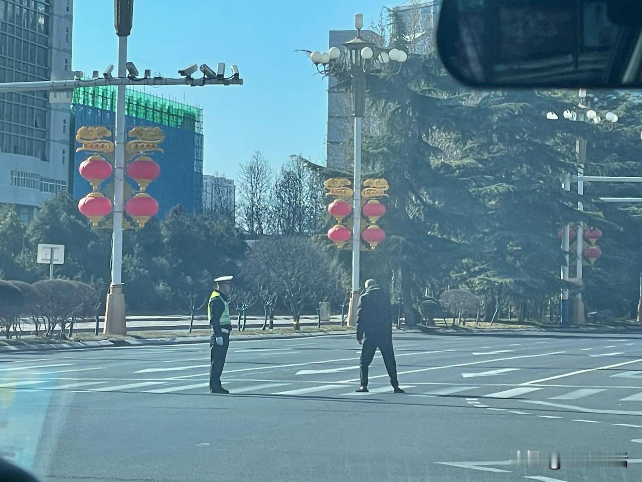 春节假期，石家庄街头的暖心一幕