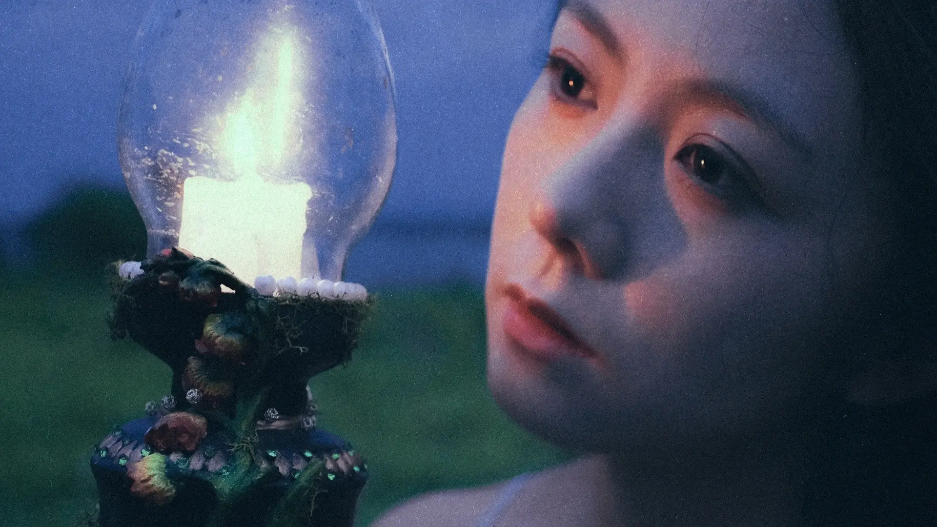 她走在夜里。