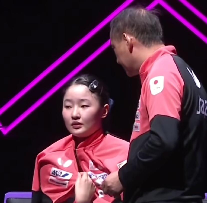 做过家长的，很容易看出，昨晚的张本美和，的确是生病了，应该是感冒或者发烧了。
为