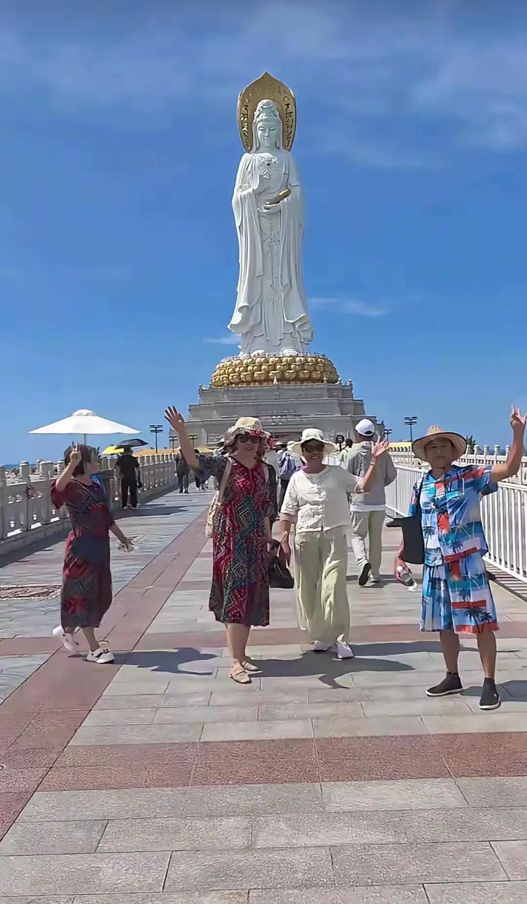 全红婵父母去海南度假，不是夫妻俩单独去的，还有其他人陪伴着，估计是家里的大伯娘组