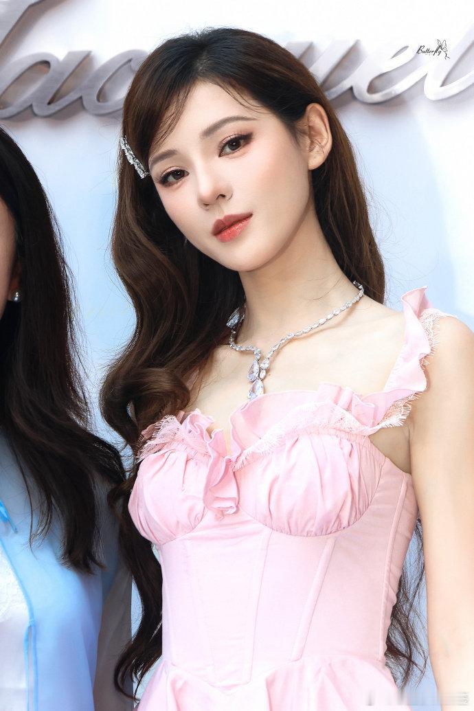 omg张予曦腿长吓到我啦  很难有人能穿出这么绝的少女感，粉色长裙干净温柔，长卷