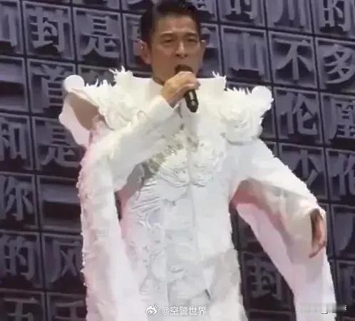 刘德华在台北演唱会高唱《中国人》 ，刘德华让绿蛙们直接破防。

刘德华在昨天台北