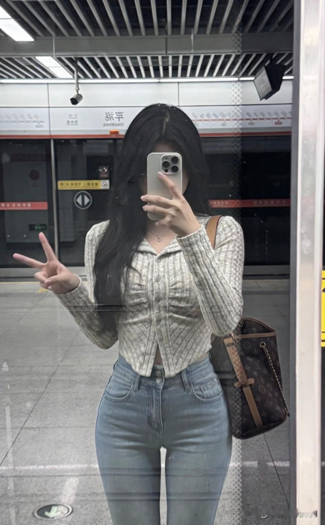 一站有一站的风景，一岁有一岁的经历，愿我们站站精彩、岁岁平安，天天发财。来年必如