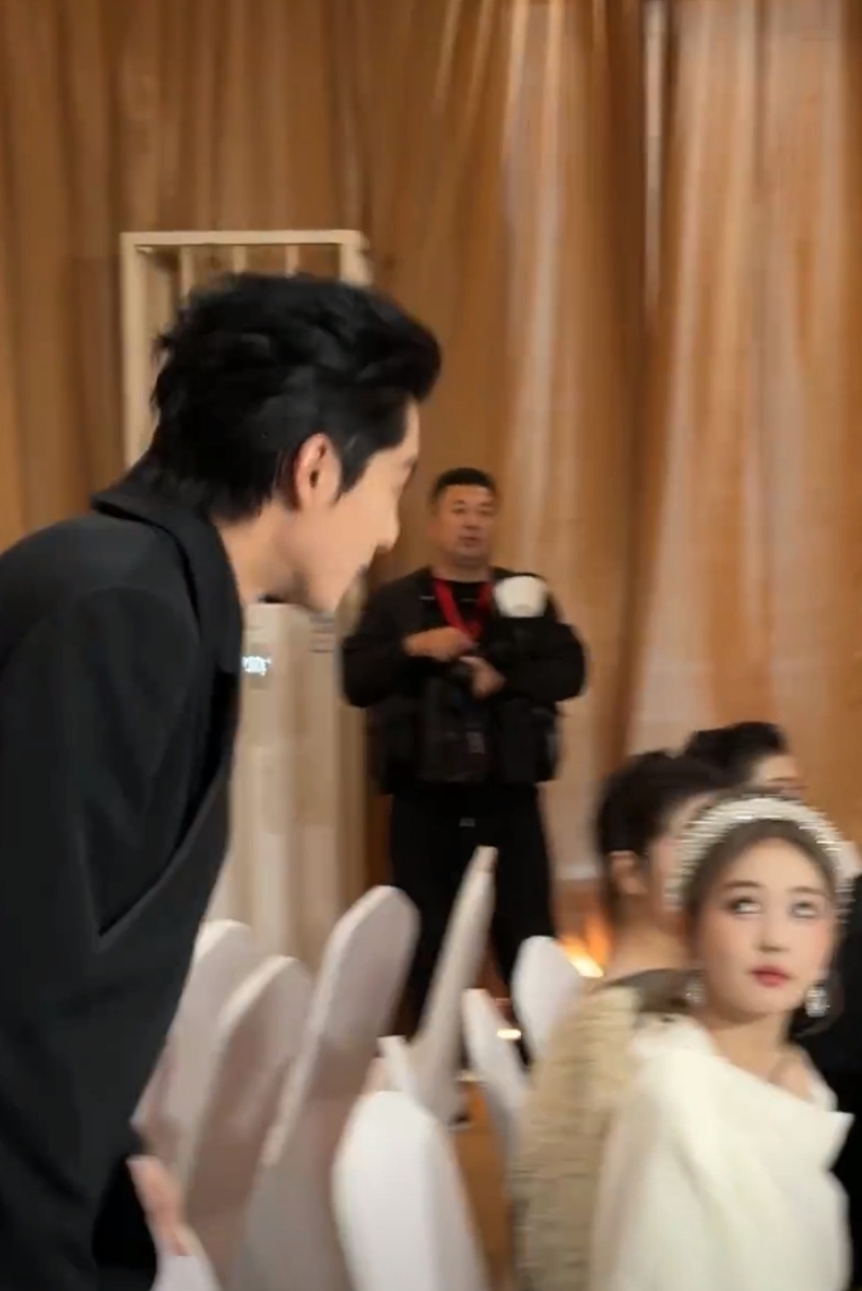 白鹿王鹤棣同框了白鹿看了王鹤棣一眼哇撒！！白鹿王鹤棣今天同框了耶！！王鹤棣[超话